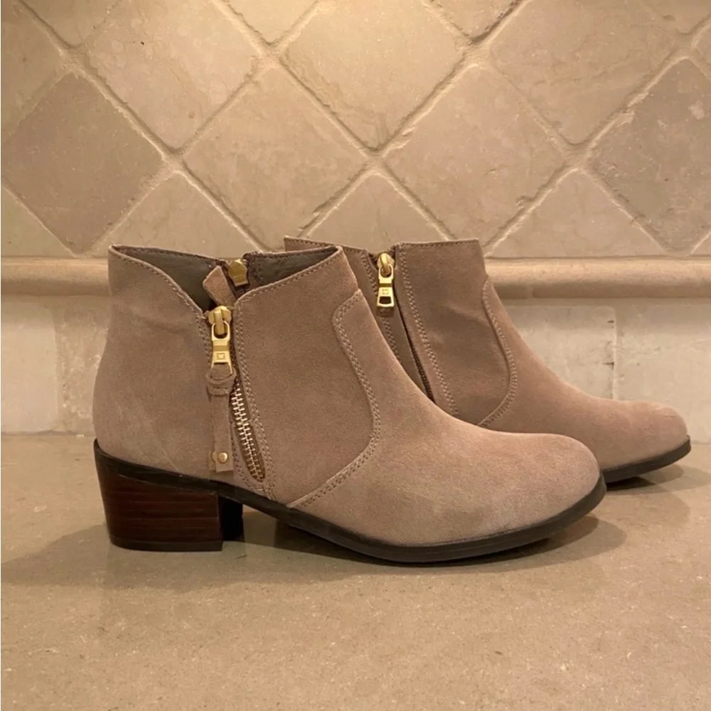 Sole Bound by BareTraps Uriel Suede Ankle Boots - Picture 5 of 10